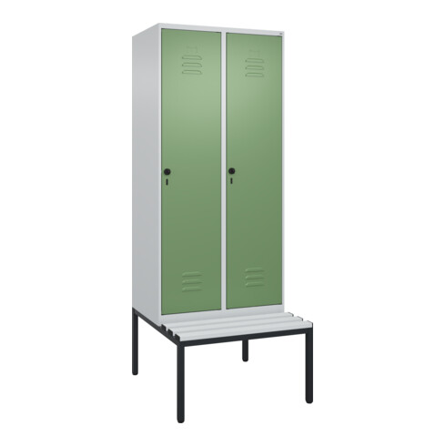 C+P Spind Classic PLUS, Bank, 2 Abteile, 2120x800x815mm, 7035/6011 Verschluss Sicherheits-Drehriegel 4 Garderobenhaken Trennwand mittig Dekor Banklatten RAL 7035 Lichtgrau Sitzbanktyp untergebaut