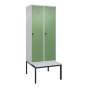 C+P Spind Classic PLUS, Bank, 2 Abteile, 2120x800x815mm, 7035/6011 Verschluss Sicherheits-Drehriegel 4 Garderobenhaken Trennwand mittig Dekor Banklatten RAL 7035 Lichtgrau Sitzbanktyp untergebaut