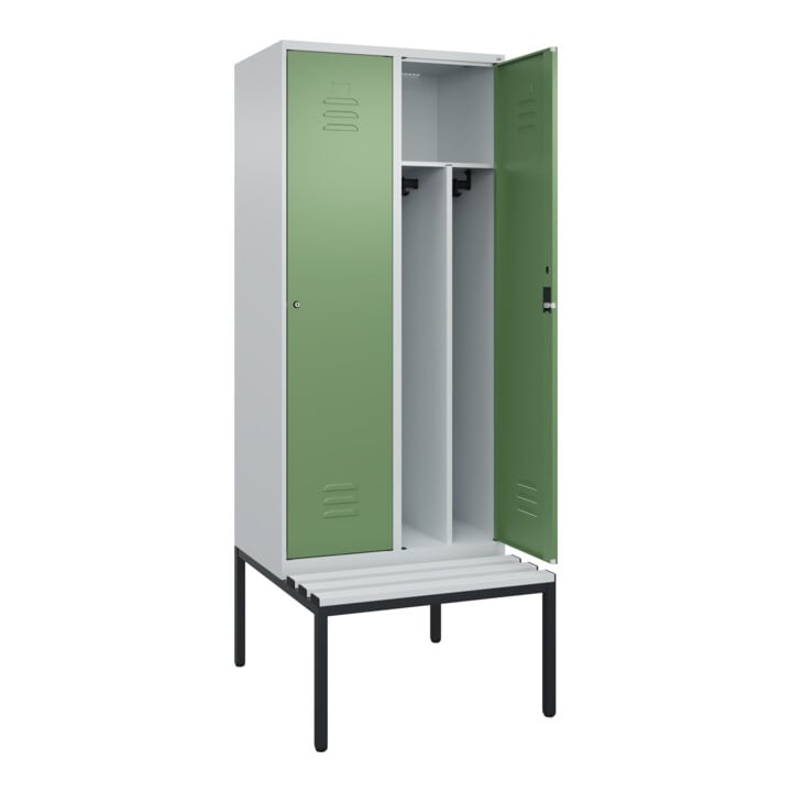 C+P Spind Classic PLUS, Bank, 2 Abteile, 2120x800x815mm, 7035/6011 Verschluss Zylinderschloss 4 Garderobenhaken Trennwand mittig Dekor Banklatten RAL 7035 Lichtgrau Sitzbanktyp untergebaut
