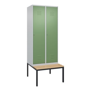 C+P Spind Classic PLUS, Bank, 2 Abteile, 2120x800x815mm, 7035/6011 Verschluss Zylinderschloss 4 Garderobenhaken Trennwand mittig  Sitzbanktyp untergebaut