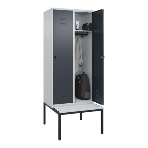 C+P Spind Classic PLUS, Bank, 2 Abteile, 2120x800x815mm, 7035/7016 Verschluss Sicherheits-Drehriegel 4 Garderobenhaken Dekor Banklatten RAL 7035 Lichtgrau Sitzbanktyp untergebaut