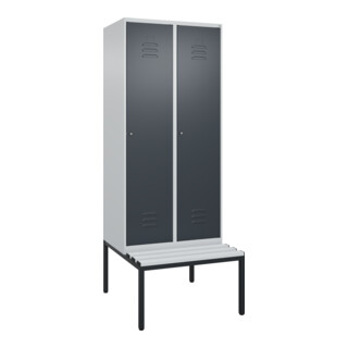 C+P Spind Classic PLUS, Bank, 2 Abteile, 2120x800x815mm, 7035/7016 Verschluss Zylinderschloss 4 Garderobenhaken Trennwand mittig Dekor Banklatten RAL 7035 Lichtgrau Sitzbanktyp untergebaut