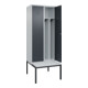 C+P Spind Classic PLUS, Bank, 2 Abteile, 2120x800x815mm, 7035/7016 Verschluss Zylinderschloss 4 Garderobenhaken Trennwand mittig Dekor Banklatten RAL 7035 Lichtgrau Sitzbanktyp untergebaut-2