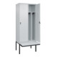 C+P Spind Classic PLUS, Bank, 2 Abteile, 2120x800x815mm, 7035/7035 Verschluss Sicherheits-Drehriegel 4 Garderobenhaken Trennwand mittig Dekor Banklatten RAL 7035 Lichtgrau Sitzbanktyp auskragend-2