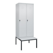 C+P Spind Classic PLUS, Bank, 2 Abteile, 2120x800x815mm, 7035/7035 Verschluss Sicherheits-Drehriegel 4 Garderobenhaken Trennwand mittig Dekor Banklatten RAL 7035 Lichtgrau Sitzbanktyp untergebaut