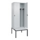 C+P Spind Classic PLUS, Bank, 2 Abteile, 2120x800x815mm, 7035/7035 Verschluss Sicherheits-Drehriegel 4 Garderobenhaken Trennwand mittig Dekor Banklatten RAL 7035 Lichtgrau Sitzbanktyp untergebaut-2