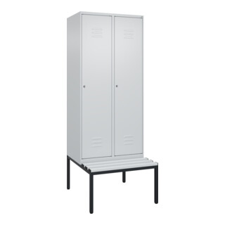 C+P Spind Classic PLUS, Bank, 2 Abteile, 2120x800x815mm, 7035/7035 Verschluss Zylinderschloss 4 Garderobenhaken Trennwand mittig Dekor Banklatten RAL 7035 Lichtgrau Sitzbanktyp untergebaut