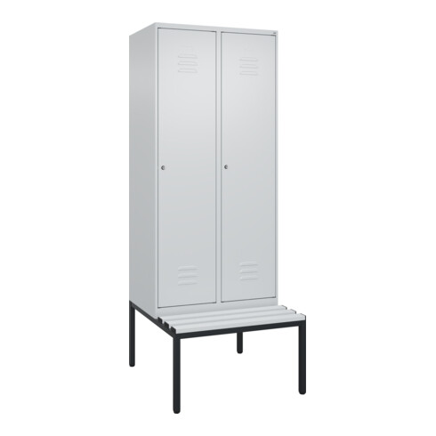 C+P Spind Classic PLUS, Bank, 2 Abteile, 2120x800x815mm, 7035/7035 Verschluss Zylinderschloss 4 Garderobenhaken Trennwand mittig Dekor Banklatten RAL 7035 Lichtgrau Sitzbanktyp untergebaut