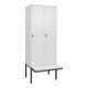 C+P Spind Classic PLUS, Bank, 2 Abteile, 2120x800x815mm, 9016/9016 Verschluss Sicherheits-Drehriegel 4 Garderobenhaken Trennwand mittig Dekor Banklatten RAL 9010 Reinweiß Sitzbanktyp auskragend-1