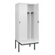 C+P Spind Classic PLUS, Bank, 2 Abteile, 2120x800x815mm, 9016/9016 Verschluss Sicherheits-Drehriegel 4 Garderobenhaken Trennwand mittig Dekor Banklatten RAL 9010 Reinweiß Sitzbanktyp auskragend-2