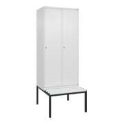 C+P Spind Classic PLUS, Bank, 2 Abteile, 2120x800x815mm, 9016/9016 Verschluss Zylinderschloss 4 Garderobenhaken Trennwand mittig Dekor Banklatten RAL 9010 Reinweiß Sitzbanktyp untergebaut