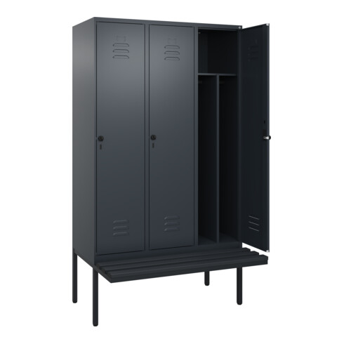 C+P Spind Classic PLUS, Bank, 3 Abteile, 2120x1200x815mm, 7016/7016 Verschluss Sicherheits-Drehriegel 4 Garderobenhaken Trennwand mittig Dekor Banklatten RAL 7021 Schwarzgrau Sitzbanktyp auskragend