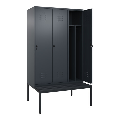 C+P Spind Classic PLUS, Bank, 3 Abteile, 2120x1200x815mm, 7016/7016 Verschluss Sicherheits-Drehriegel 4 Garderobenhaken Trennwand mittig Dekor Banklatten RAL 7021 Schwarzgrau Sitzbanktyp untergebaut