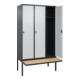 C+P Spind Classic PLUS, Bank, 3 Abteile, 2120x1200x815mm, 7016/7035 Verschluss Sicherheits-Drehriegel 4 Garderobenhaken   Sitzbanktyp auskragend-4