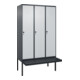 C+P Spind Classic PLUS, Bank, 3 Abteile, 2120x1200x815mm, 7016/7035 Verschluss Sicherheits-Drehriegel 4 Garderobenhaken Trennwand mittig Dekor Banklatten RAL 7021 Schwarzgrau Sitzbanktyp auskragend-1