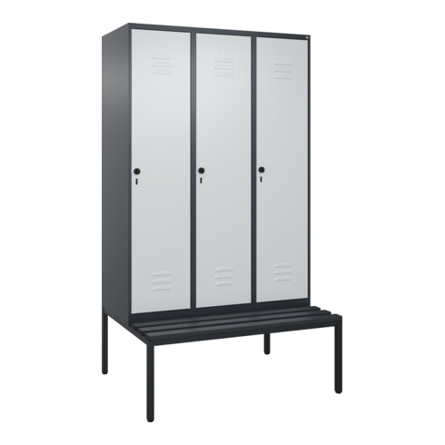 C+P Spind Classic PLUS, Bank, 3 Abteile, 2120x1200x815mm, 7016/7035 Verschluss Sicherheits-Drehriegel 4 Garderobenhaken Trennwand mittig Dekor Banklatten RAL 7021 Schwarzgrau Sitzbanktyp untergebaut