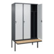 C+P Spind Classic PLUS, Bank, 3 Abteile, 2120x1200x815mm, 7016/7035 Verschluss Sicherheits-Drehriegel 4 Garderobenhaken Trennwand mittig  Sitzbanktyp auskragend-2