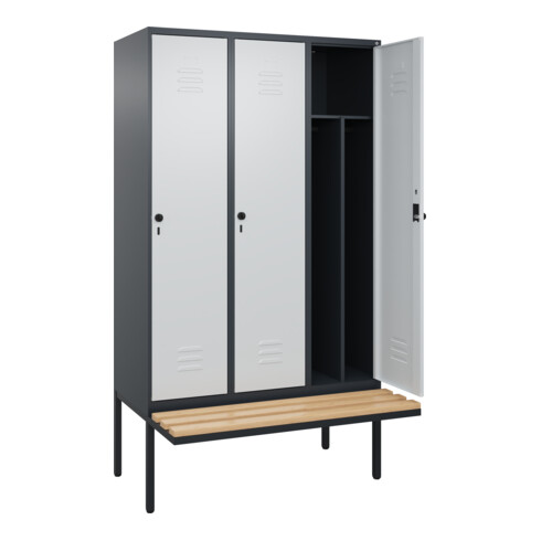 C+P Spind Classic PLUS, Bank, 3 Abteile, 2120x1200x815mm, 7016/7035 Verschluss Sicherheits-Drehriegel 4 Garderobenhaken Trennwand mittig  Sitzbanktyp auskragend