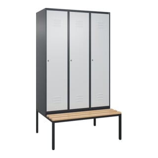 C+P Spind Classic PLUS, Bank, 3 Abteile, 2120x1200x815mm, 7016/7035 Verschluss Zylinderschloss 4 Garderobenhaken Trennwand mittig  Sitzbanktyp untergebaut