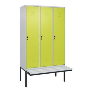 C+P Spind Classic PLUS, Bank, 3 Abteile, 2120x1200x815mm, 7035/0024 Verschluss Sicherheits-Drehriegel 4 Garderobenhaken Trennwand mittig Dekor Banklatten RAL 7035 Lichtgrau Sitzbanktyp auskragend