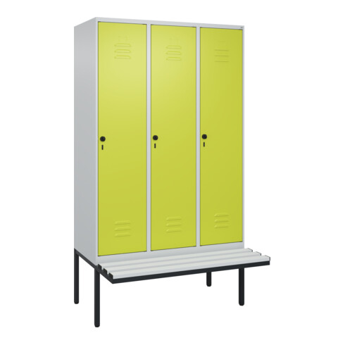 C+P Spind Classic PLUS, Bank, 3 Abteile, 2120x1200x815mm, 7035/0024 Verschluss Sicherheits-Drehriegel 4 Garderobenhaken Trennwand mittig Dekor Banklatten RAL 7035 Lichtgrau Sitzbanktyp auskragend