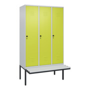 C+P Spind Classic PLUS, Bank, 3 Abteile, 2120x1200x815mm, 7035/0024 Verschluss Sicherheits-Drehriegel 4 Garderobenhaken Trennwand mittig Dekor Banklatten RAL 7035 Lichtgrau Sitzbanktyp auskragend