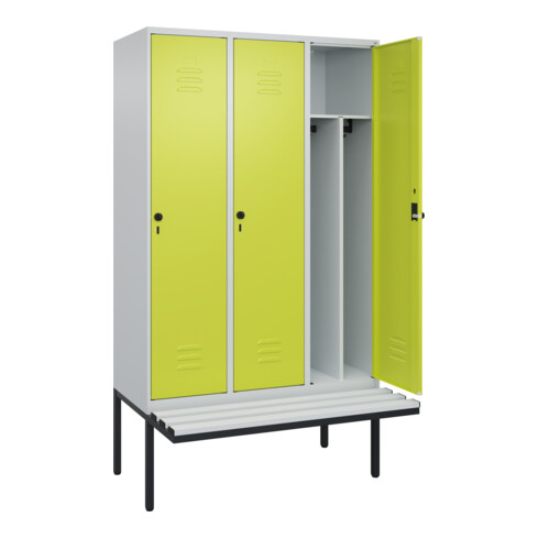 C+P Spind Classic PLUS, Bank, 3 Abteile, 2120x1200x815mm, 7035/0024 Verschluss Sicherheits-Drehriegel 4 Garderobenhaken Trennwand mittig Dekor Banklatten RAL 7035 Lichtgrau Sitzbanktyp auskragend
