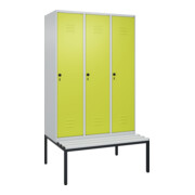 C+P Spind Classic PLUS, Bank, 3 Abteile, 2120x1200x815mm, 7035/0024 Verschluss Sicherheits-Drehriegel 4 Garderobenhaken Trennwand mittig Dekor Banklatten RAL 7035 Lichtgrau Sitzbanktyp untergebaut