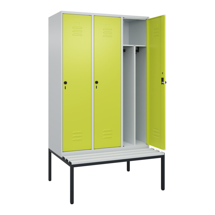 C+P Spind Classic PLUS, Bank, 3 Abteile, 2120x1200x815mm, 7035/0024 Verschluss Sicherheits-Drehriegel 4 Garderobenhaken Trennwand mittig Dekor Banklatten RAL 7035 Lichtgrau Sitzbanktyp untergebaut