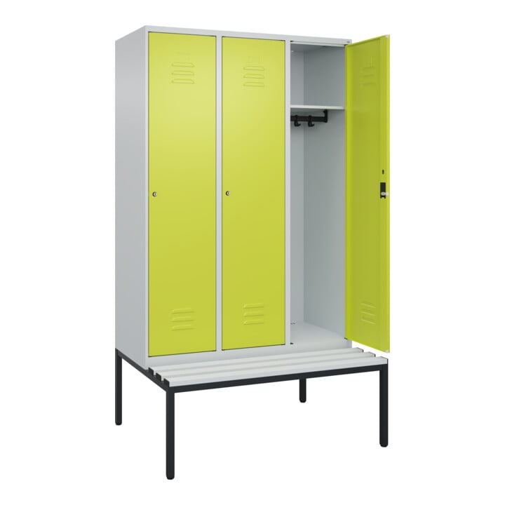 C+P Spind Classic PLUS, Bank, 3 Abteile, 2120x1200x815mm, 7035/0024 Verschluss Zylinderschloss 4 Garderobenhaken  Dekor Banklatten RAL 7035 Lichtgrau Sitzbanktyp untergebaut