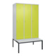 C+P Spind Classic PLUS, Bank, 3 Abteile, 2120x1200x815mm, 7035/0024 Verschluss Zylinderschloss 4 Garderobenhaken Trennwand mittig Dekor Banklatten RAL 7035 Lichtgrau Sitzbanktyp untergebaut-1