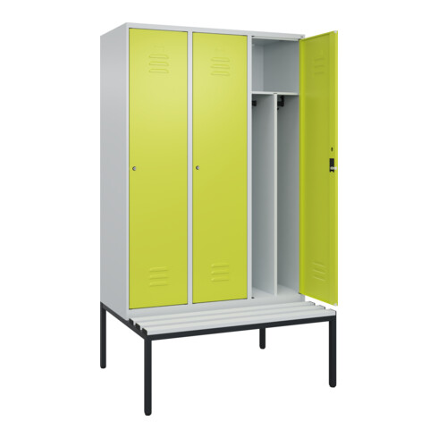 C+P Spind Classic PLUS, Bank, 3 Abteile, 2120x1200x815mm, 7035/0024 Verschluss Zylinderschloss 4 Garderobenhaken Trennwand mittig Dekor Banklatten RAL 7035 Lichtgrau Sitzbanktyp untergebaut