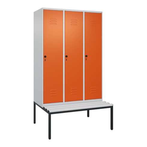 C+P Spind Classic PLUS, Bank, 3 Abteile, 2120x1200x815mm, 7035/2004 Verschluss Sicherheits-Drehriegel 4 Garderobenhaken Trennwand mittig Dekor Banklatten RAL 7035 Lichtgrau Sitzbanktyp untergebaut