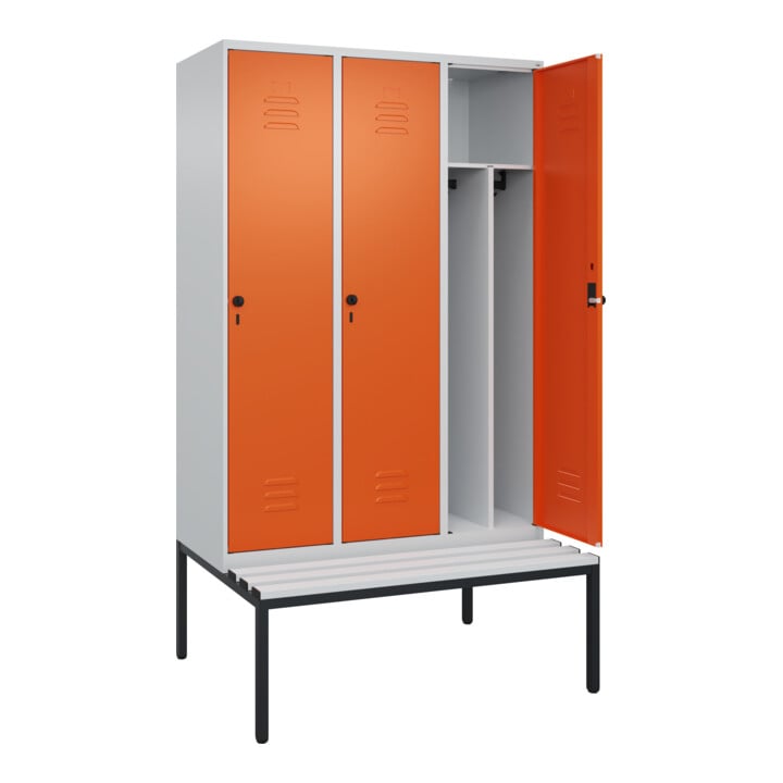 C+P Spind Classic PLUS, Bank, 3 Abteile, 2120x1200x815mm, 7035/2004 Verschluss Sicherheits-Drehriegel 4 Garderobenhaken Trennwand mittig Dekor Banklatten RAL 7035 Lichtgrau Sitzbanktyp untergebaut