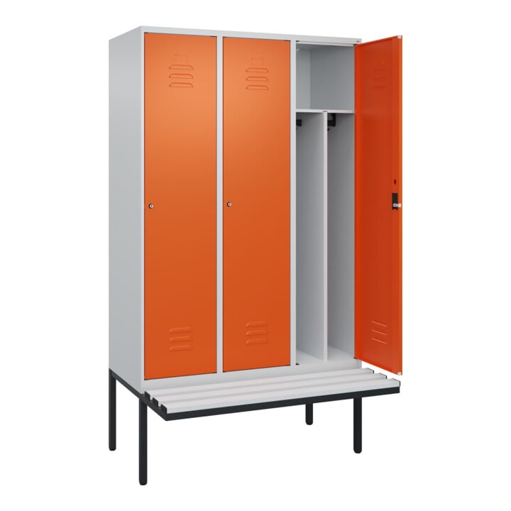 C+P Spind Classic PLUS, Bank, 3 Abteile, 2120x1200x815mm, 7035/2004 Verschluss Zylinderschloss 4 Garderobenhaken Trennwand mittig Dekor Banklatten RAL 7035 Lichtgrau Sitzbanktyp auskragend