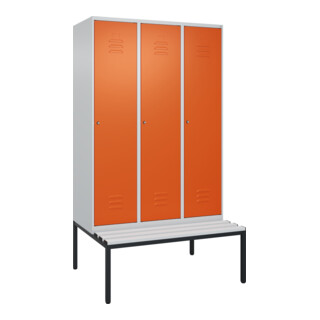 C+P Spind Classic PLUS, Bank, 3 Abteile, 2120x1200x815mm, 7035/2004 Verschluss Zylinderschloss 4 Garderobenhaken Trennwand mittig Dekor Banklatten RAL 7035 Lichtgrau Sitzbanktyp untergebaut
