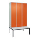 C+P Spind Classic PLUS, Bank, 3 Abteile, 2120x1200x815mm, 7035/2004 Verschluss Zylinderschloss 4 Garderobenhaken Trennwand mittig Dekor Banklatten RAL 7035 Lichtgrau Sitzbanktyp untergebaut-1