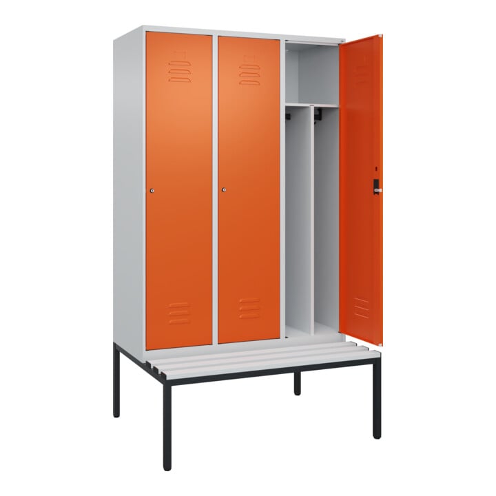 C+P Spind Classic PLUS, Bank, 3 Abteile, 2120x1200x815mm, 7035/2004 Verschluss Zylinderschloss 4 Garderobenhaken Trennwand mittig Dekor Banklatten RAL 7035 Lichtgrau Sitzbanktyp untergebaut