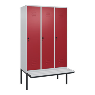 C+P Spind Classic PLUS, Bank, 3 Abteile, 2120x1200x815mm, 7035/3003 Verschluss Sicherheits-Drehriegel 4 Garderobenhaken Trennwand mittig Dekor Banklatten RAL 7035 Lichtgrau Sitzbanktyp auskragend