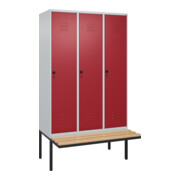 C+P Spind Classic PLUS, Bank, 3 Abteile, 2120x1200x815mm, 7035/3003 Verschluss Sicherheits-Drehriegel 4 Garderobenhaken Trennwand mittig  Sitzbanktyp auskragend