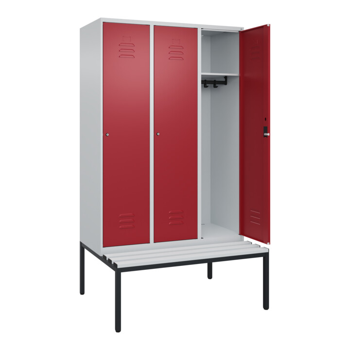 C+P Spind Classic PLUS, Bank, 3 Abteile, 2120x1200x815mm, 7035/3003 Verschluss Zylinderschloss 4 Garderobenhaken  Dekor Banklatten RAL 7035 Lichtgrau Sitzbanktyp untergebaut