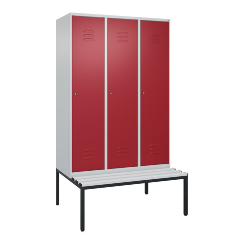 C+P Spind Classic PLUS, Bank, 3 Abteile, 2120x1200x815mm, 7035/3003 Verschluss Zylinderschloss 4 Garderobenhaken Trennwand mittig Dekor Banklatten RAL 7035 Lichtgrau Sitzbanktyp untergebaut