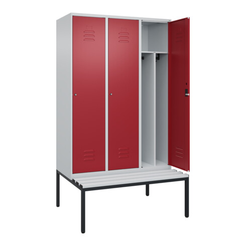 C+P Spind Classic PLUS, Bank, 3 Abteile, 2120x1200x815mm, 7035/3003 Verschluss Zylinderschloss 4 Garderobenhaken Trennwand mittig Dekor Banklatten RAL 7035 Lichtgrau Sitzbanktyp untergebaut