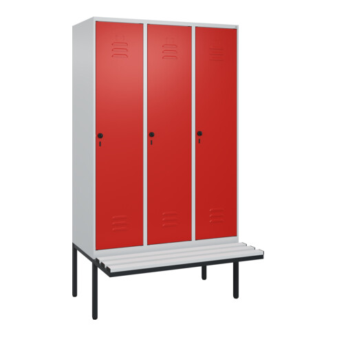 C+P Spind Classic PLUS, Bank, 3 Abteile, 2120x1200x815mm, 7035/3020 Verschluss Sicherheits-Drehriegel 4 Garderobenhaken Trennwand mittig Dekor Banklatten RAL 7035 Lichtgrau Sitzbanktyp auskragend