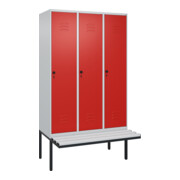 C+P Spind Classic PLUS, Bank, 3 Abteile, 2120x1200x815mm, 7035/3020 Verschluss Sicherheits-Drehriegel 4 Garderobenhaken Trennwand mittig Dekor Banklatten RAL 7035 Lichtgrau Sitzbanktyp auskragend