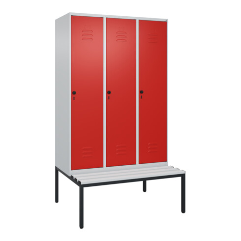C+P Spind Classic PLUS, Bank, 3 Abteile, 2120x1200x815mm, 7035/3020 Verschluss Sicherheits-Drehriegel 4 Garderobenhaken Trennwand mittig Dekor Banklatten RAL 7035 Lichtgrau Sitzbanktyp untergebaut