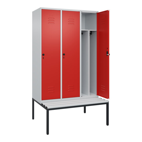 C+P Spind Classic PLUS, Bank, 3 Abteile, 2120x1200x815mm, 7035/3020 Verschluss Sicherheits-Drehriegel 4 Garderobenhaken Trennwand mittig Dekor Banklatten RAL 7035 Lichtgrau Sitzbanktyp untergebaut
