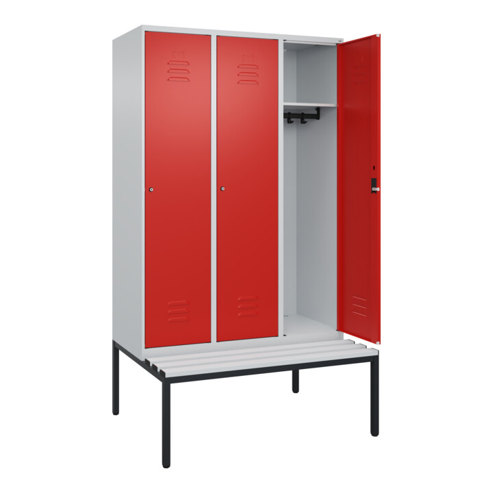 C+P Spind Classic PLUS, Bank, 3 Abteile, 2120x1200x815mm, 7035/3020 Verschluss Zylinderschloss 4 Garderobenhaken  Dekor Banklatten RAL 7035 Lichtgrau Sitzbanktyp untergebaut