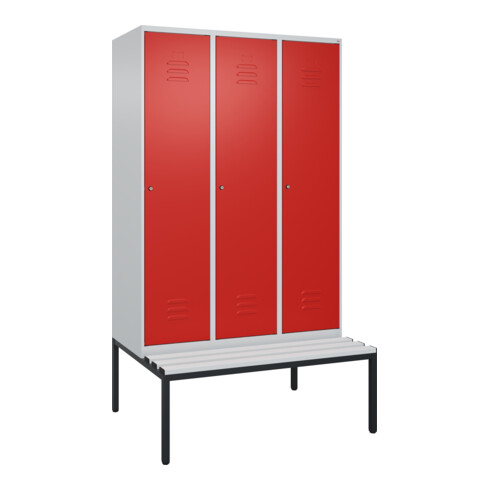 C+P Spind Classic PLUS, Bank, 3 Abteile, 2120x1200x815mm, 7035/3020 Verschluss Zylinderschloss 4 Garderobenhaken Trennwand mittig Dekor Banklatten RAL 7035 Lichtgrau Sitzbanktyp untergebaut