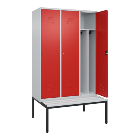 C+P Spind Classic PLUS, Bank, 3 Abteile, 2120x1200x815mm, 7035/3020 Verschluss Zylinderschloss 4 Garderobenhaken Trennwand mittig Dekor Banklatten RAL 7035 Lichtgrau Sitzbanktyp untergebaut